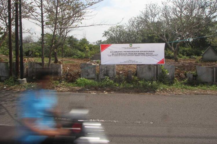 Kawasan eks pemakaman Bong Mojo, Kecamatan Jebres, Solo, Jawa Tengah, yang terpasang spanduk tersebut tertulis, Dilarang Mendirikan Bangunan Dikawasan Bong Mojo,