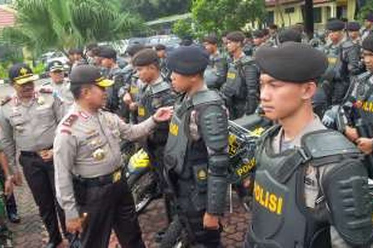 Kapolda Jawa Barat, Irjen Pol Bambang Waskito, memimpin apel gabungan di Markas Polda Jawa Barat, Kota Bandung, Selasa (29/11/2016). KOMPAS.com/Putra Prima Perdana.