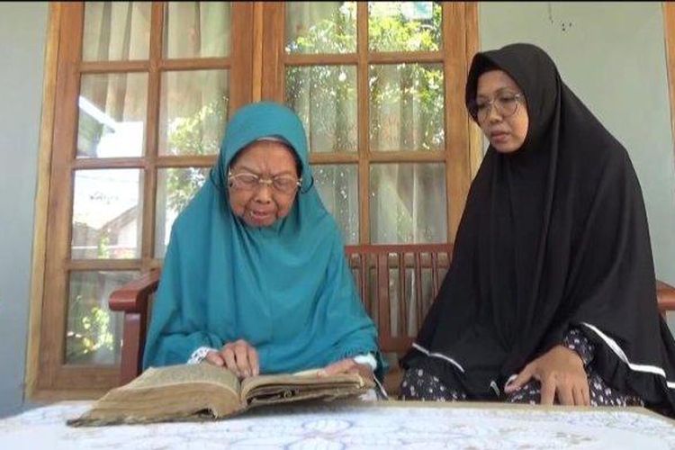 Nenek Isnatin, CJH tertua di Pacitan berusia 94 tahun bisa berangkat haji bareng anak. 