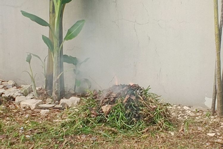 Cara Lapor Tetangga yang Hobi Bakar Sampah Sembarangan