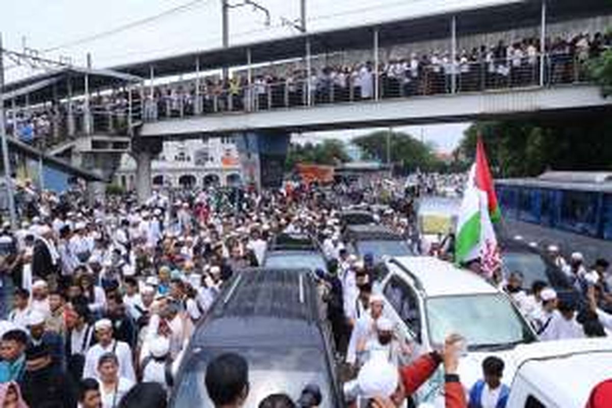 Massa demonstran mulai bergerak dengan tenang menuju Istana Merdeka dan Balai Kota DKI, Jakarta Pusat, Jumat (4/11/2016). Para demonstran itu menggelar aksi menuntut Polri untuk menegakkan hukum dan memproses Basuki Tjahaja Purnama atau Ahok terkait pernyataannya yang dinilai menyinggung umat