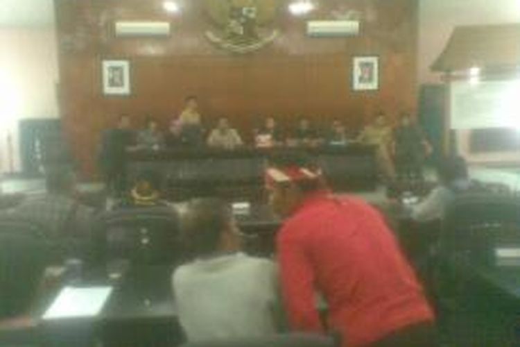 Warga membubarkan rapat dengar pendapat tentang pendirian Universitas Brawijaya Malang di Kediri yang dilakukan oleh DPRD Kota Kediri, Jawa Timur, Senin (9/12/2013).