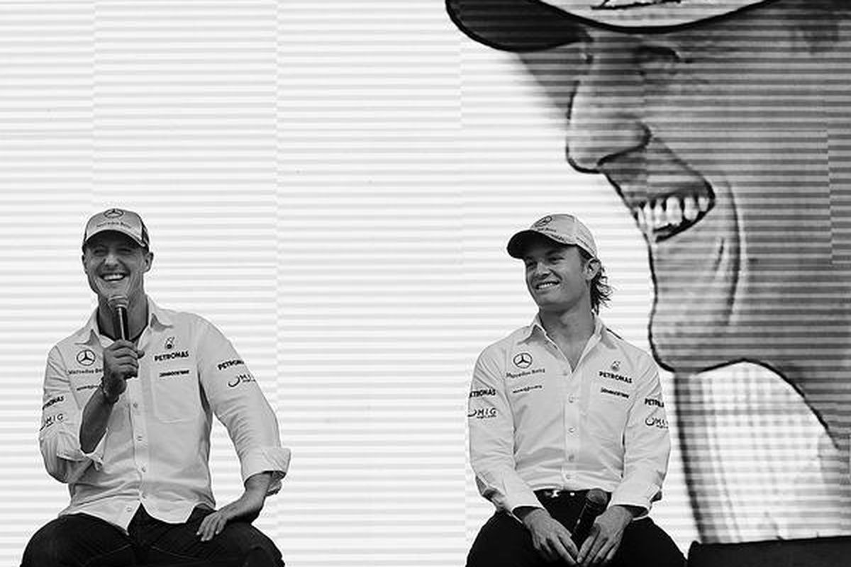 Pebalap Mercedes GP, Michael Schumacher (kiri), dan rekan setimnya, Nico Rosberg, berbicara di depan penggemar pada acara promosi dan jumpa penggemar di Kuala Lumpur, Malaysia, Selasa (30/3). Keduanya akan terjun pada GP Malaysia akhir pekan ini