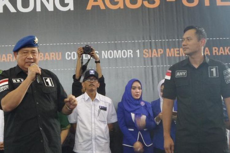 Ketua Umum Partai Demokrat Susilo Bambang Yudhoyono mengkampanyekan pasangan calon gubernur dan wakil gubernur DKI Jakarta Agus Harimurti Yudhoyono-Sylviana Murni di GOR Ciracas, Jakarta Timur, Sabtu (4/2/2017).