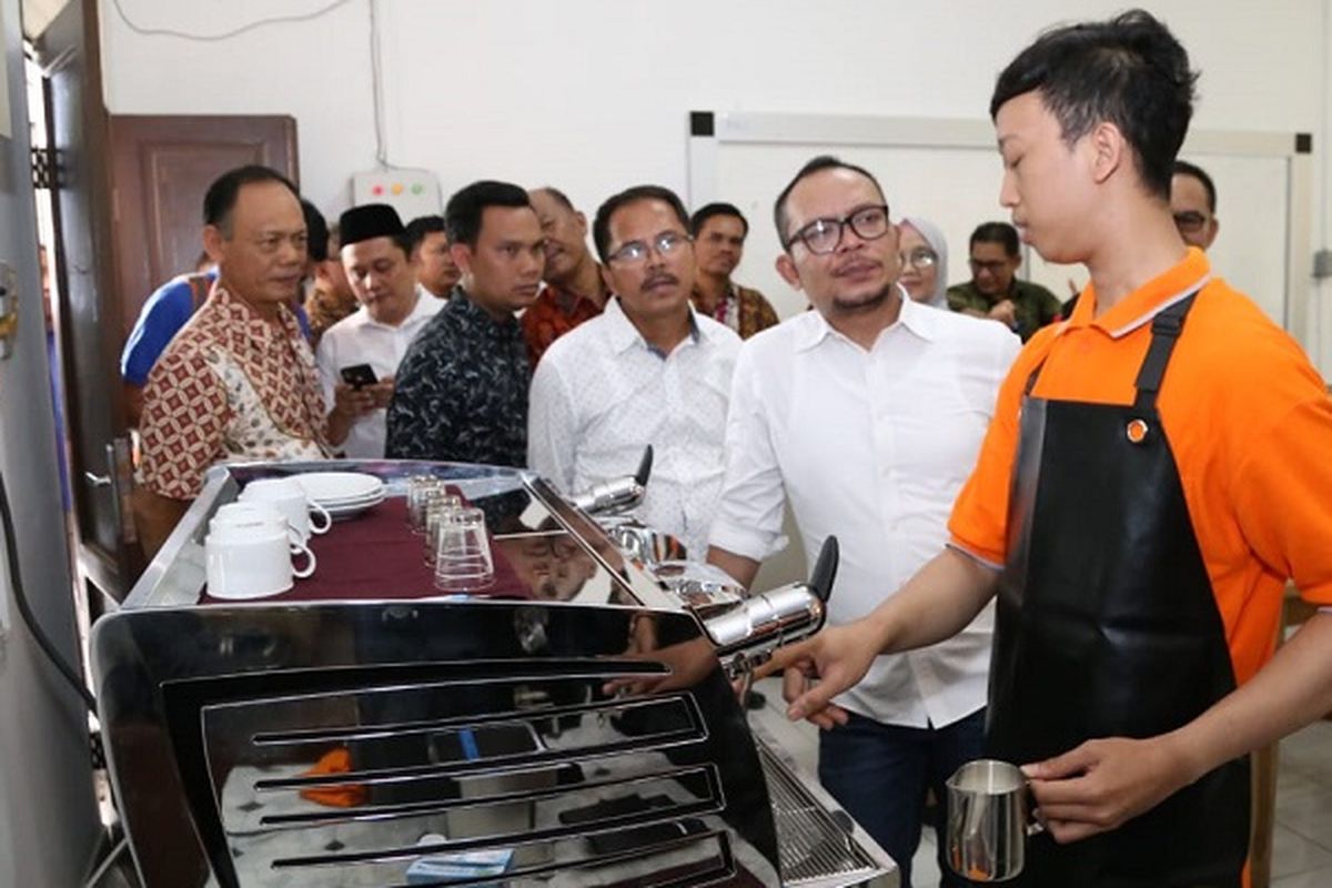 Dalam kunjungan kerja ke BBPLK Medan, Menteri Hanif menyempatkan diri meninjau workshop kejuruan perhotelan, konstruksi, barista dan restoran.