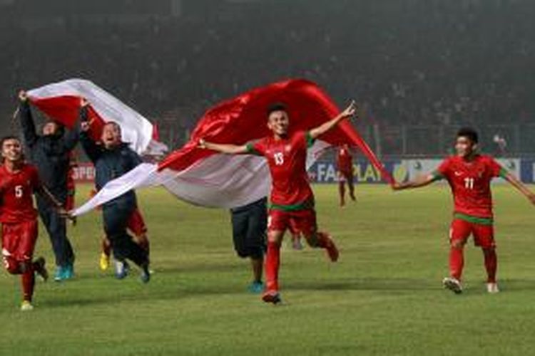 Pemain Indonesia berselebrasi setelah menundukkan Korea Selatan pada pertandingan kualifikasi Piala Asia U-19 di Stadion Utama Gelora Bung Karno, Jakarta, Sabtu(12/10/2013). Indonesia lolos ke putaran final Piala Asia U-19 yang akan berlangsung di Myanmar tahun depan, setelah menang dengan skor 3-2. KOMPAS IMAGES/KRISTIANTO PURNOMO