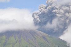 Ternate Diliputi Debu Vulkanik Gunung Gamalama, 8.000 Masker Dibagikan
