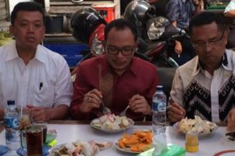 Menteri Perindustrian Saleh Husin (kanan) dan Menteri Tenaga Kerja Muhammad Hanif Dakhiri (tengah) bersama Kepala Badan Nasional Penempatan dan Perlindungan Tenaga Kerja Indonesia (BNP2TKI) Nusron Wahid (kiri) makan bersama di warteg seberang Istana Negara.