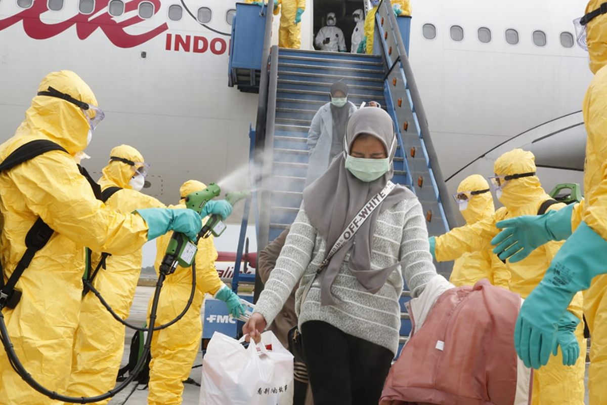 Petugas medis menyemprotkan cairan disinfektan pada warga negara Indonesia (WNI) dari Wuhan, China setibanya di Bandara Hang Nadim, Batam, Kepulauan Riau, Minggu (2/2/2020). Sebanyak 238 WNI dari Wuhan tersebut selanjutnya dipindahkan ke Natuna untuk menjalani observasi selama kurang lebih dua minggu guna memastikan kesehatannya dan terbebas dari virus corona.