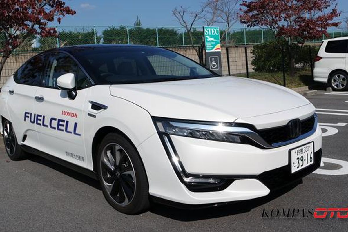 Honda Clarity, mobil berbahan bakar hidrogen yang hanya menghasilkan emisi berupa air.