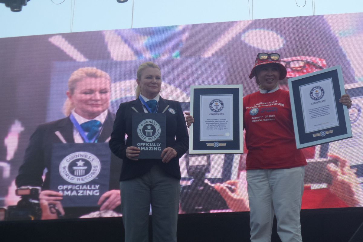 Ketua Wanita Selam Indonesia (WASI) Tri Tito Karnavian menerima sertifikat Guinness World Records untuk rekor dunia selam, Sabtu (3/8/2019).