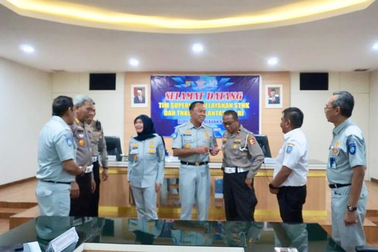 Jasa Raharja bersama Korps Lalu Lintas (Korlantas) Kepolisian Republik Indonesia (Polri) melaksanakan kegiatan supervisi pelayanan Surat Tanda Nomor Kendaraan (STNK) dan Tanda Nomor Kendaraan Bermotor (TNKB) di Polda Kepulauan Riau, Rabu (26/07/2023).
