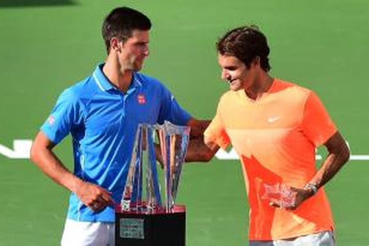 Petenis Serbia, Novak Djokovic (kiri), dan petenis Swiss, Roger Federer, saling memberikan selamat setelah menyerahan trofi BNP Paribas Terbuka di Indian Wells, Minggu (22/3/2015). DJokovic menang 6-3, 6-7 (5), 6-2.