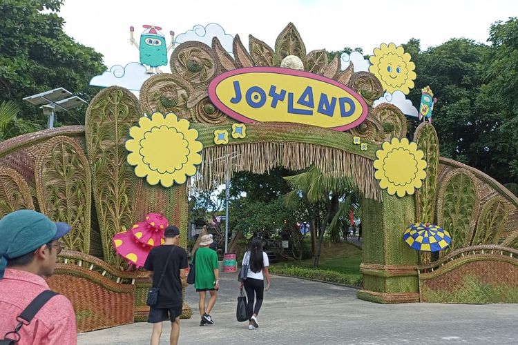 Gerbang utama Joyland Festival 2023 yang terbuat dari anyaman daun palem