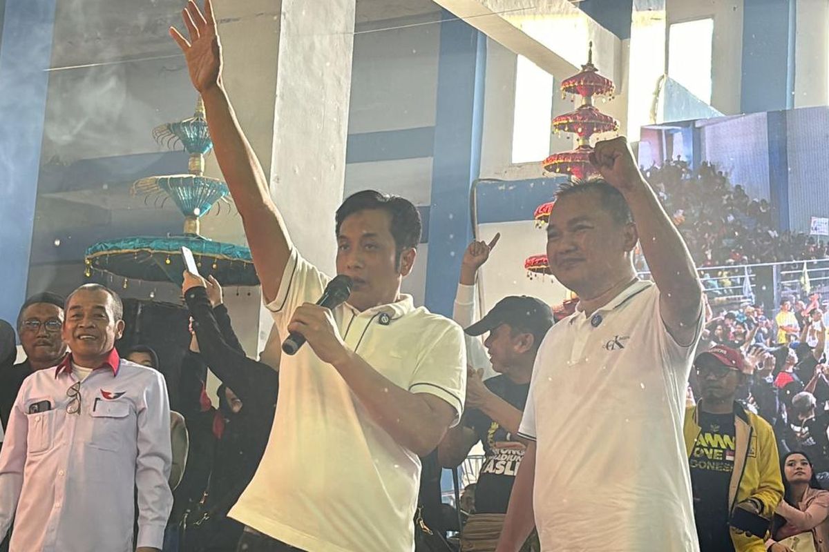 Bakal calon Wali Kota Madiun, Bonnie Laksmana dan bakal calon Wakil Wali Kota Madiun, Bagus Rizki Dinarwan saat menggelar deklarasi di Stadion Willis Kota Madiun beberapa waktu lalu. 