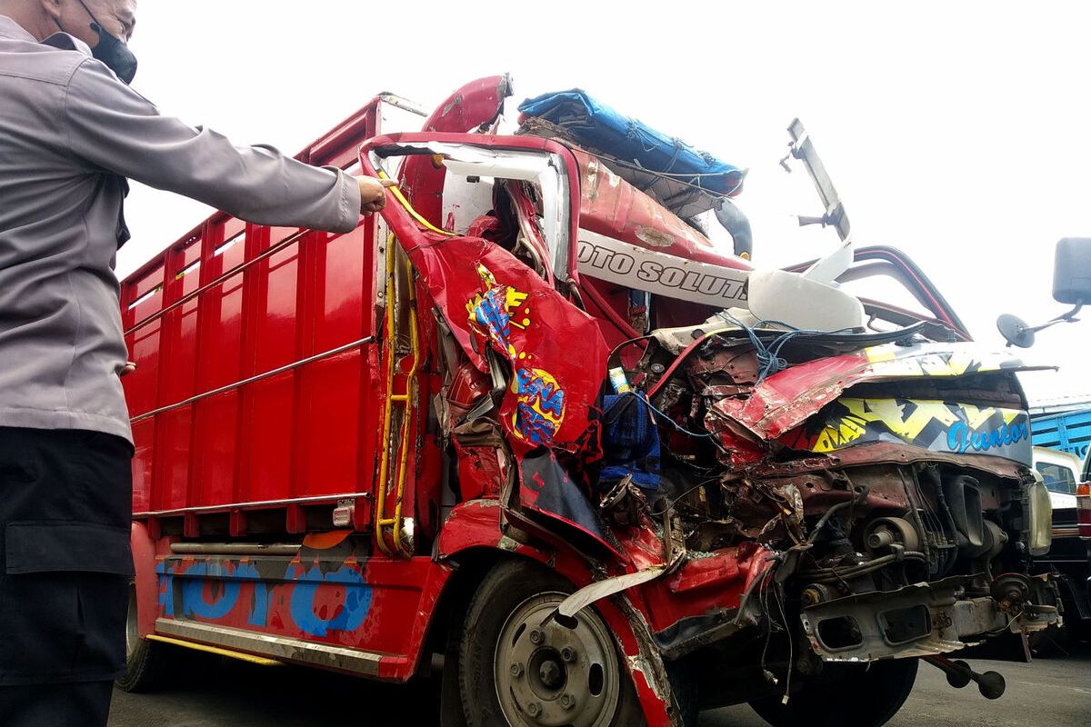 Truk bermuatan kayu menabrak bagian samping bak truk ekspedisi dalam kecelakaan lalu lintas di ruas jalan raya Kabupaten Blitar pada Jumat (18/3/2022) dini hari.