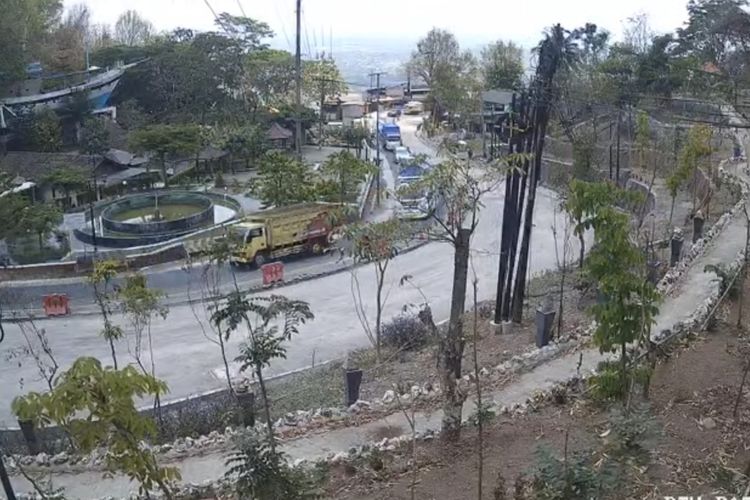 Kondisi pengerjaan jalan Yogyakarta -Wonosari di Kawasan Patuk, Gunungkidul. Senin (25/9/2023)