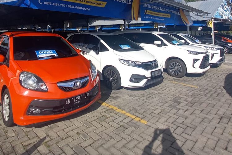 Mobil bekas di Bursa Mobil Bekas Carsentro Solo Baru, Jawa Tengah 