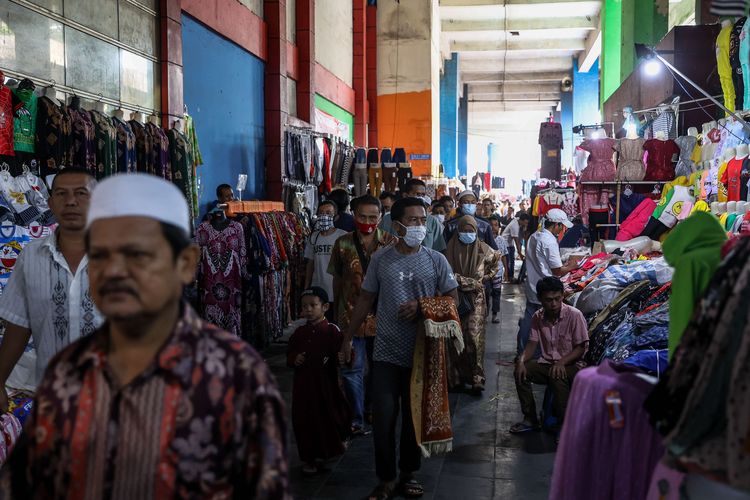 Umat Muslim melaksanakan ibadah Shalat Jumat pertama di Bulan Ramadhan di Pasar Tanah Abang, Jakarta Pusat, Jumat (16/4/2021).