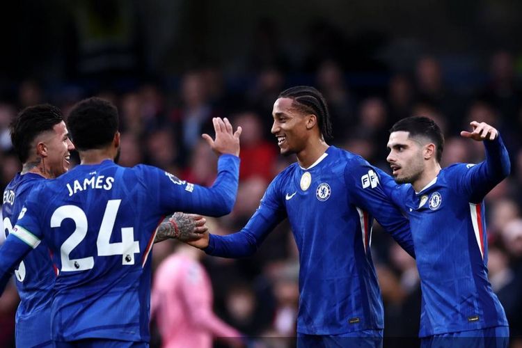 Joao Pedro (kedua dari kanan) merayakan gol pertama timnya dalam pertandingan sepak bola Liga Inggris antara Chelsea vs Brentford di Stamford Bridge di London pada 17 Januari 2026. (Foto oleh Henry NICHOLLS / AFP) 