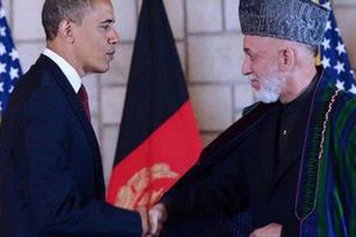 Presiden Barack Obama menandai setahun tewasnya Osama bin Laden dengan melakukan kunjungan mendadak ke Afganistan, Rabu (2/5/2012). Di sana ia bertemu dengan Presiden Afganistan, Hamid Karzai, menandatangai perjanjian strategis dengan Afganistan dan mengujungi tentara.