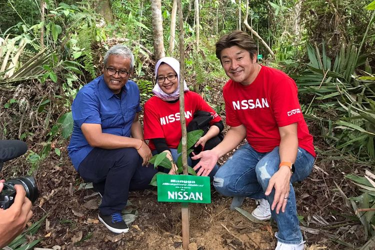 Nissan ikut andil dalam penanaman pohon di kawasan konservasi orangutan BOSF, Samboja, Kuta Kertanegara.