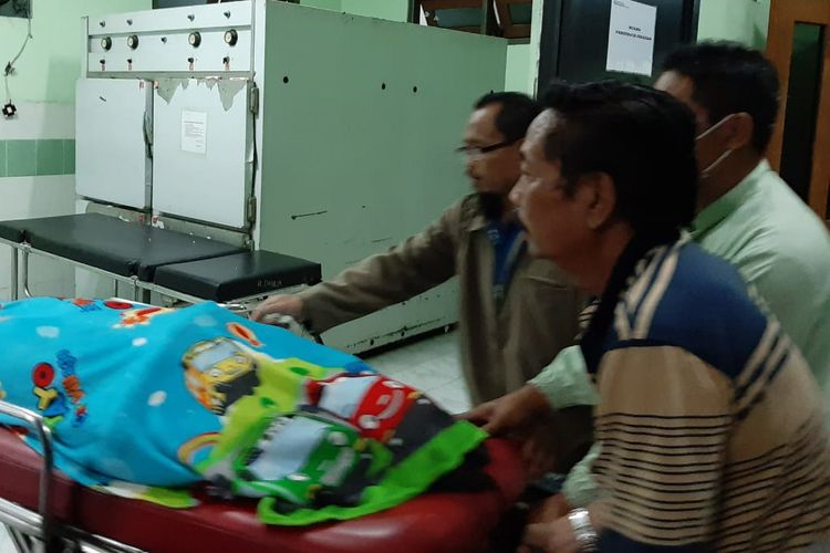 Korban saat dibawa menuju ruang jenazah Rumah Sakit Umum Daerah Ibnu Sina, Gresik. 