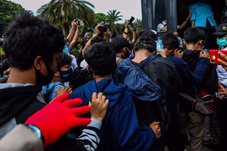 Pelajar saat ditangkap polisi di Kawasan Patung Kuda, jalan M.H Thamrin, Jakarta Pusat, Selasa (20/10/2020)