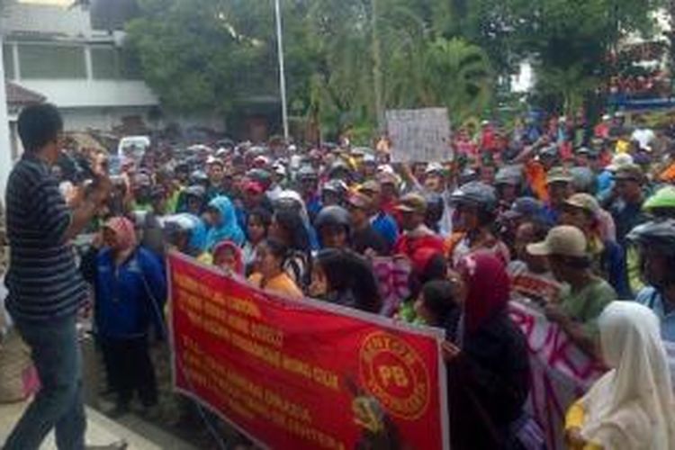 Ratusan pengemudi bentor gelar aksi demo di kantor DPRD DI Yogyakarta, Senin (15/12/2014).