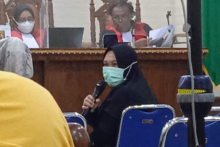 PNS Pemda Tulang Bawang Evi Daryanti yang menjadi saksi dalam sidang suap Unila, Selasa (14/2/2023) di Pengadilan Tipikor Tanjung Karang.