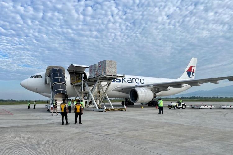 inilah Logistik WSBK yang dibawa pesawat Malaysia Airlines nomor penerbangan MH6427 berkode registrasi 9M-MUD, dengan muatan 27,2 ton.
