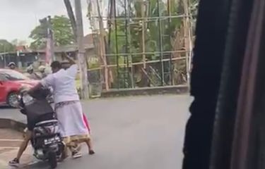 Detik-detik Pria Berpakaian Adat Bali Ngamuk di Jalanan, Todongkan ...