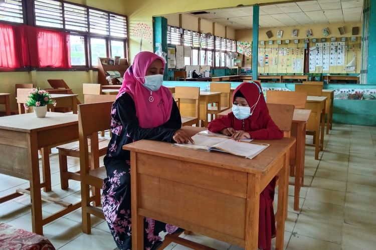 Dahlia (48), seorang Kepala Sekolah dan Guru MIN 1 Tanjung Jabung Barat Jambi yang terus konsisten memilih menghadapi tantangan meskipun kini ia divonis kanker payudara.