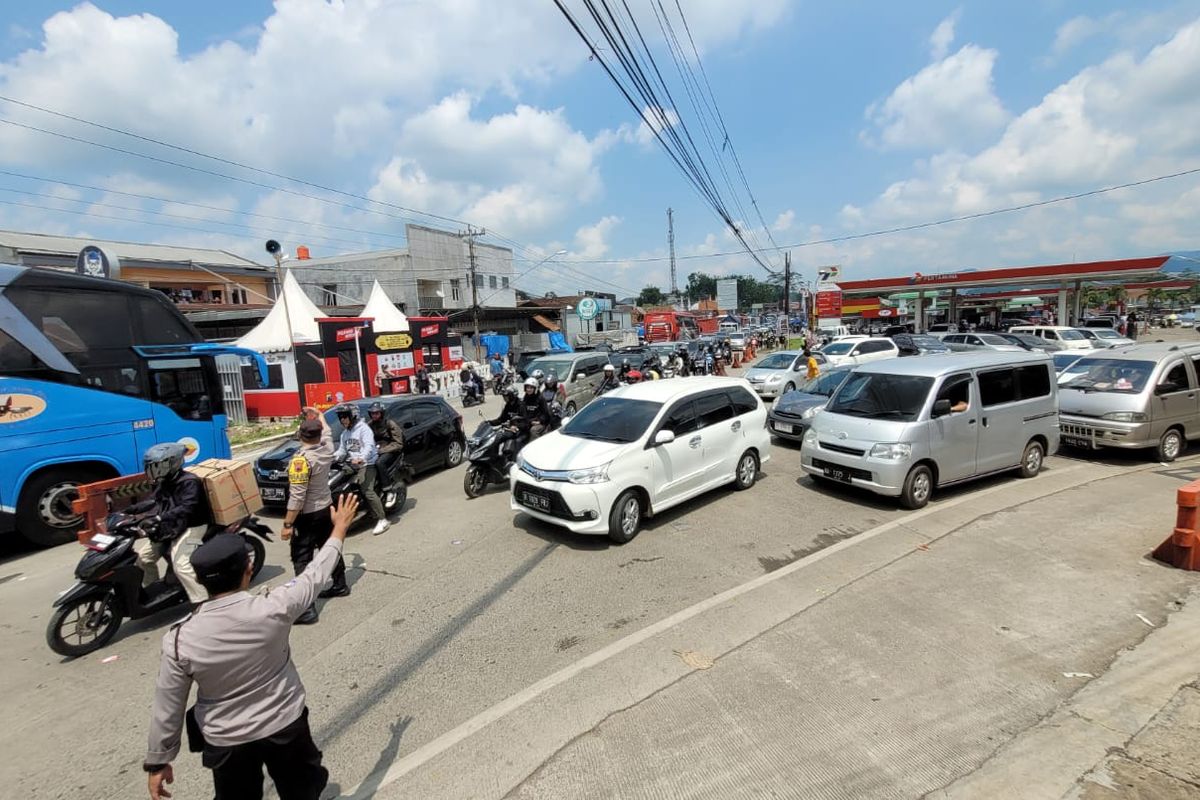 Kendaraan dari arah Purwokerto dan jalur selatan berjalan bergantian di simpang tiga SPBU Ajibarang, Kabupaten Banyumas, Jawa Tengah, Senin (15/4/2024).