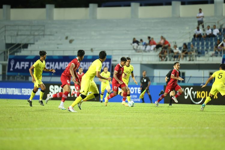 Timnas U23 Indonesia saat tengah bertanding melawan Malaysia dalam matchay pertama babak penyisihan Grup B Piala AFF U23 2023 di Stadion Rayong Provincial pada Jumat (18/8/2023). Artikel ini berisi klasemen Piala AFF U23 2023.