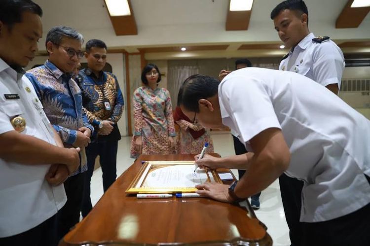 Pj Walkot Tangerang Nurdin menandatangani program pencanangan Desa Cantik di 104 kelurahan, Rabu (12/6/2024).