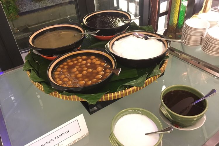 Bubur tampah, makanan khas Indonesia yang dihidangkan khusus untuk bulan Ramdhan di SATOO Restoran, Shangri-La, Jakarta, Rabu (18/4/2018).