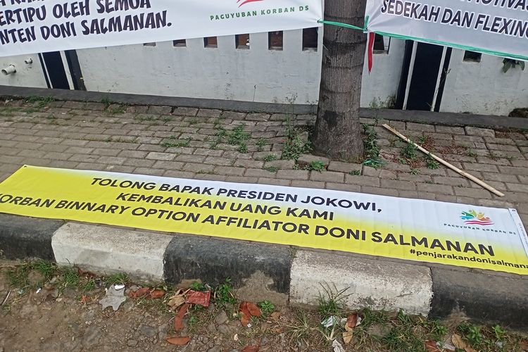 Sejumlah Korban Doni Salmanan menghadiri sidang perdana di PN Bale Bandung, pada Kamis (4/8/2022). Tak hanya itu, banner bertuliskan tuntutan kepada Doni Salmanan terpasang di PN Bale Bandung.