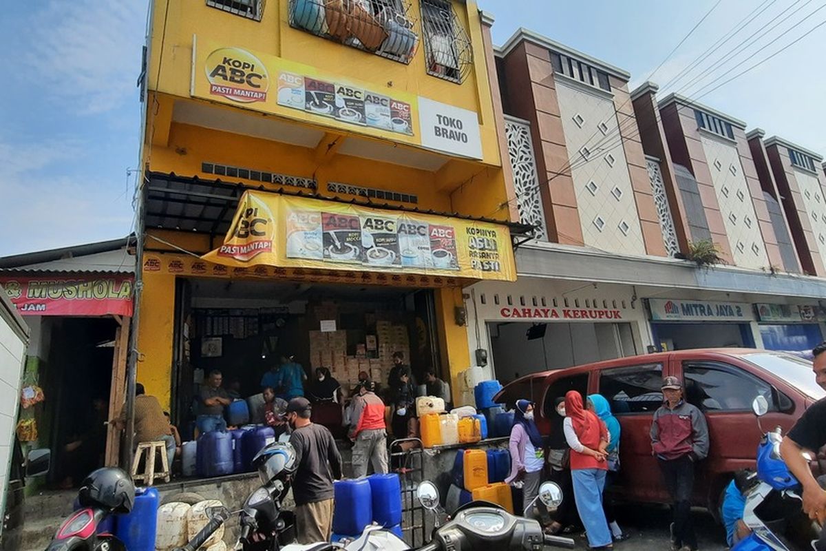 Warga dan pedagang kecil rela antrean panjang supaya bisa mendapatkan minyak goreng curah dengan harga mahal tak sesuai HET di Pasar Induk Cikurubuk, Kota Tasikmalaya, Jawa Barat, Selasa (29/3/2022).