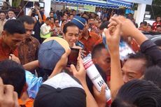 Setelah Luncurkan Kartu, Jokowi Bagi-bagi Kaus dan Buku Tulis