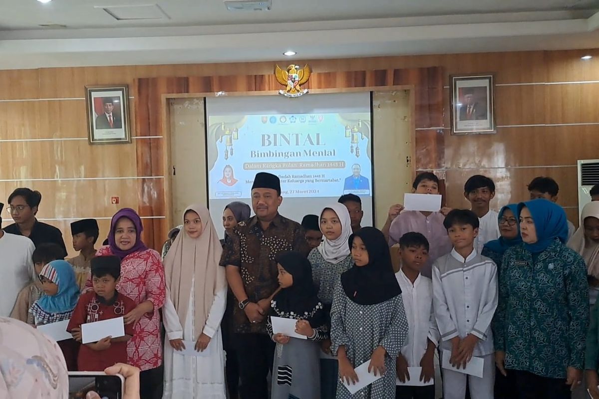 Ketua Tim Penggerak Pemberdayaan dan Kesejahteraan Keluarga (TP PKK) Kota Semarang Alwin Basri memberikan santunan kepada anak yatim piatu usai membuka acara bimbingan mental (bintal) bertajuk Dengan Ibadah Ramadan 1445 H Membangun Karakter Keluarga yang Bermartabat di Gedung PKK Kota Semarang, Rabu (27/3/2024).