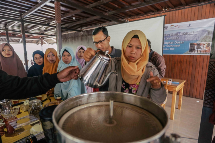 Desa Sembalun memiliki potensi untuk menjalankan model bisnis inklusif. Untuk mewujudkan hal itu, Proyek ISED melakukan pelatihan barista bagi pemilik warung kopi serta pelatihan praktik pertanian yang baik untuk petani kopi. 