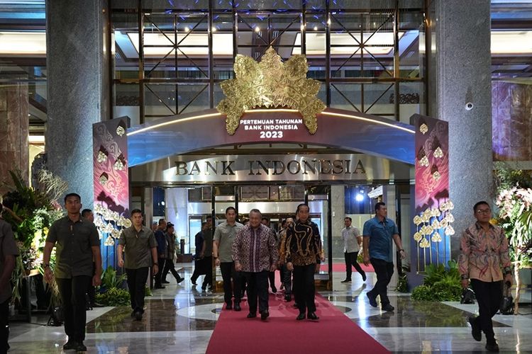 Gubernur Bank Indonesia (BI) Perry Warjiyo bersama Presiden Jokowi.