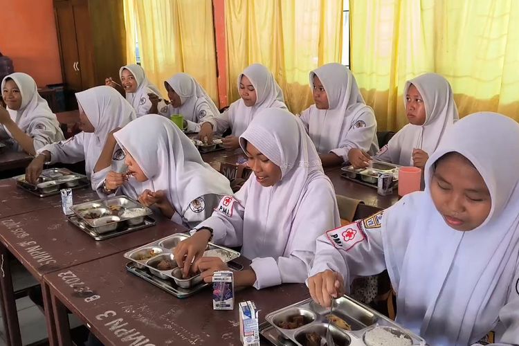 Launching Makan Bergizi Gratis Disambut Gembira Ribuan Siswa di Polman *** Local Caption *** Launching Makan Bergizi Gratis Disambut Gembira Ribuan Siswa di Polman