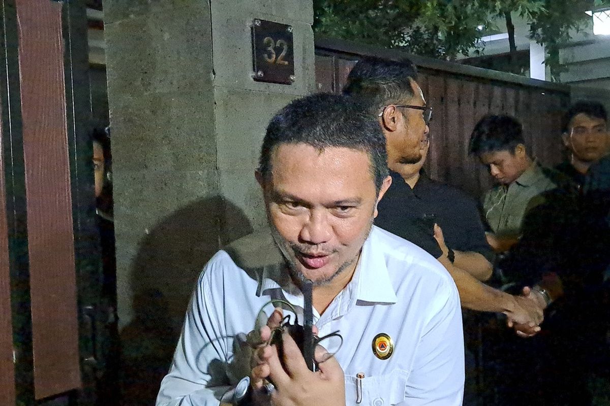 Keponakan SYL, Devo Khadafi saat menemui awak media di depan kediaman Ibunda SYL di Jalan Haji Bau, Makassar, Sulsel, Rabu (11/10/2023) malam