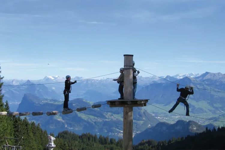 Ilustrasi kegiatan di Rope Park Pilatus, Swiss.