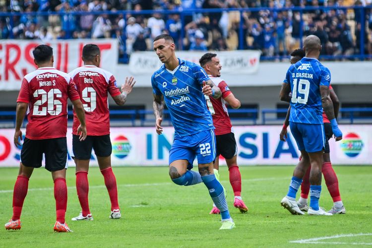 Debut bek Persib asal Spanyol Alberto Rodriguez dalam pertandingan Persib vs Madura United pada pekan pertama Liga 1 2023-2024, Minggu (2/7/2023) di Stadion Gelora Bandung Lautan Api (GBLA).