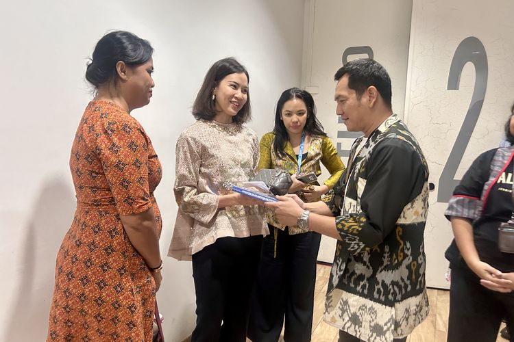 Penasihat Ahli Kemendikdasmen RI & Executive Director Pelita Harapan Group (tengah), Dr. Stephanie Riady, B.A., M.Ed., Ed.D. saat hadir dalam acara perayaan HUT Kompas.com ke-30, Jagat Literasi yang digelar di Menara Kompas, Senin (15/9/2025).