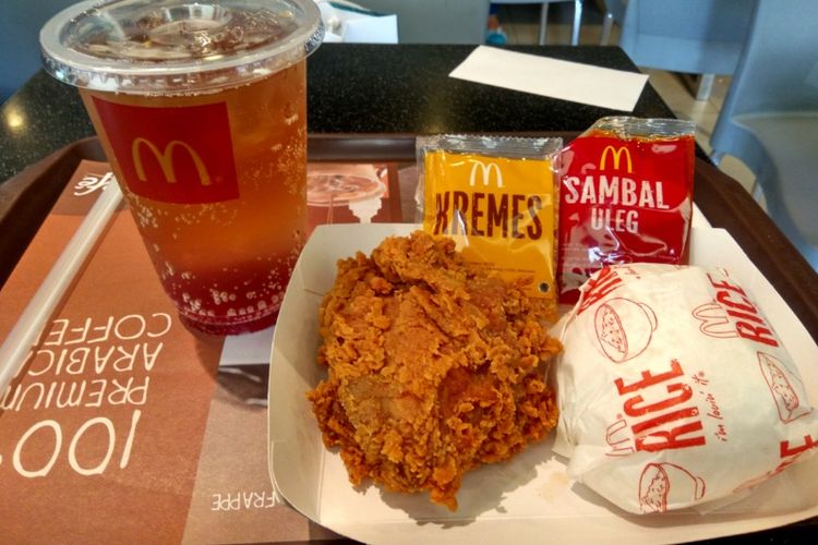 Hidangan ayam kremes sambel uleg dari McDonalds.