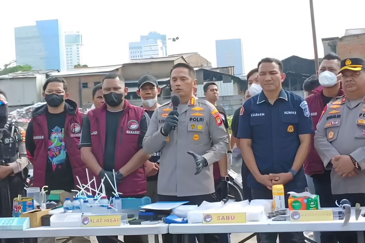 Tangisan Ibu Hamil Warnai Penggerebekan Narkoba di Kampung Boncos